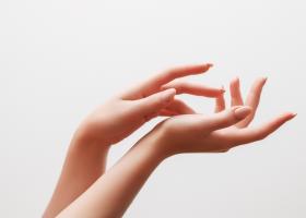 Mâinile, cartea de vizită a îngrijirii personale: Remedii naturale pentru o piele hidratată