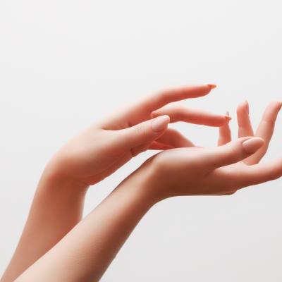 Mâinile, cartea de vizită a îngrijirii personale: Remedii naturale pentru o piele hidratată