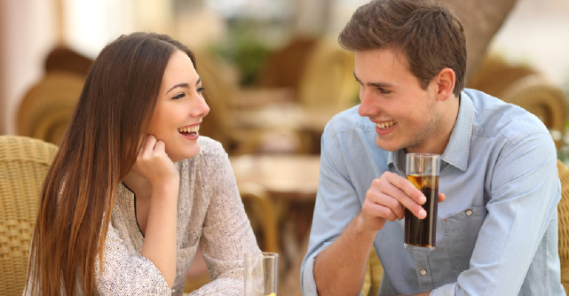 Semne că prietenia voastră se transformă într-o relație romantică