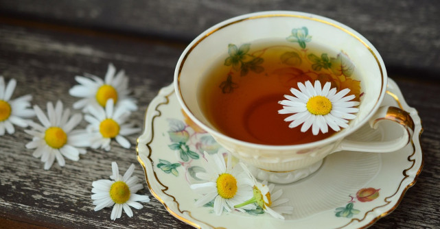 Ceai rece de hibiscus cu mentă, băutura verii care reduce stresul și stimulează digestia