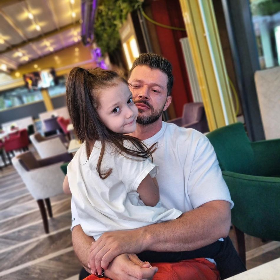 Victor Slav și-a luat fiica și au plecat în Bulgaria.Fostul prezentator tv s-a împăcat cu fosta iubită, Selina, care l-a înșelat