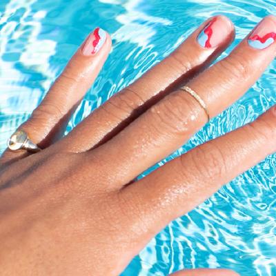 Unghii cu efect de apă, noua tendință pentru o manichiură 'splash'