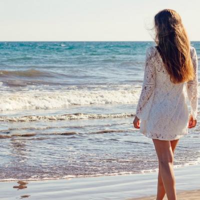 Admiră răsăritul la mare într-o rochie de plajă deosebită: 7 propuneri cu modele superbe