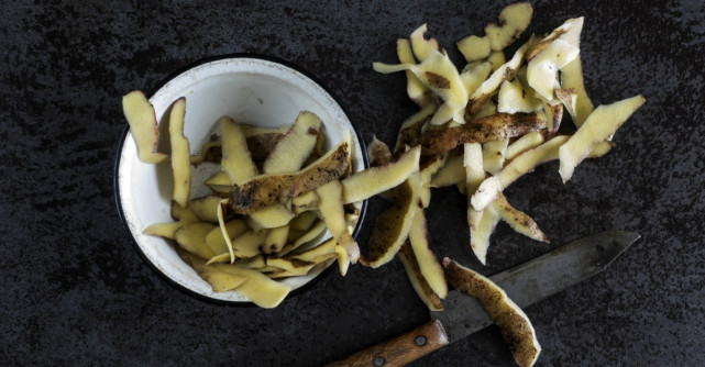 Nu le mai arunca niciodata! Beneficiile nebanuite ale ceaiului din coji de cartof