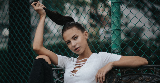 Ponytail sau nu: cum porți părul prins în coadă anul acesta