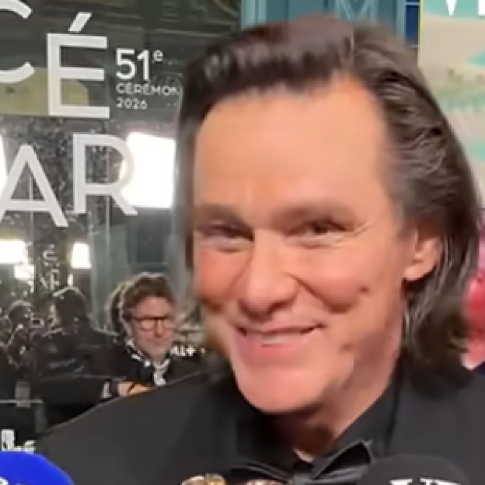 Jim Carrey șochează la Premiile Cesar 2026. Noul look al actorului a stârnit teorii conspiraționiste