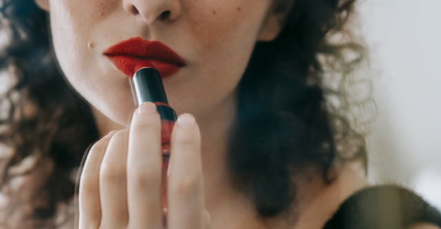Nu-ți stă bine cu ruj roșu? Cel mai probabil nu ai ales subtonul corect! Află secretul prin care poți avea buzele perfecte