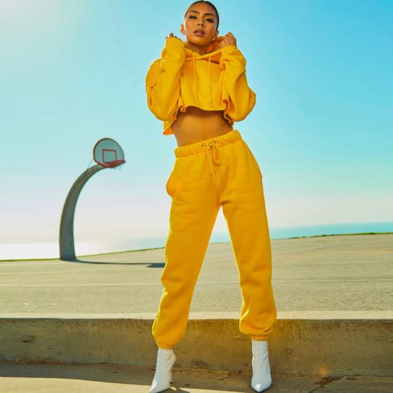 Ansamblul sport de tip trening: cum îl porți urban-cool 