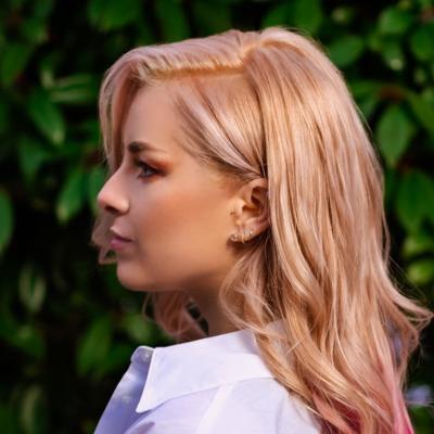 Coafuri care sfidează ploaia: 5 look-uri salvatoare pentru zile umede