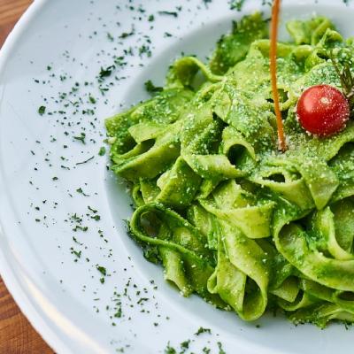 Cel mai verde sos pentru paste, plin de antioxidanti, grasimi sanatoase si arome bogate