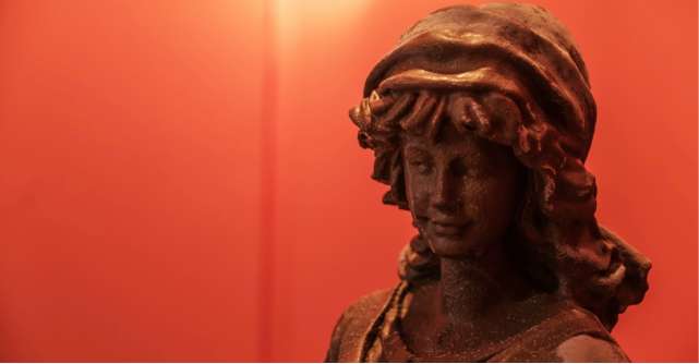 Când design-ul întâlnește ciocolata: zeițe grecești sculptate în ciocolată expuse la Mega Mall