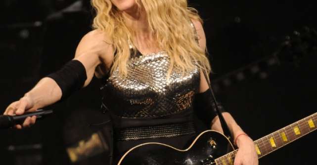 Foto: Madonna, in costum de baie la 42 de ani