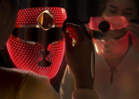 Lumină roșie, piele fericită – terapia LED care schimbă regulile anti-îmbătrânirii