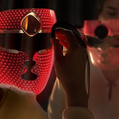 Lumină roșie, piele fericită – terapia LED care schimbă regulile anti-îmbătrânirii