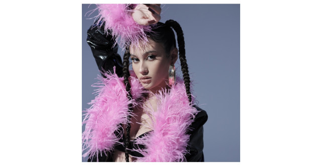 Cine este Erika Isac, artista cu voce și inimă de aur