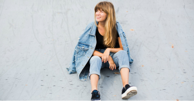 Geci de blugi lungi: cele mai cool piese oversize toamna asta