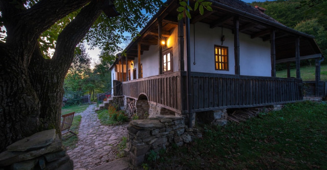 Weekend astral pe plaiuri românești. Fă-ți bagajul pentru escapade unice!