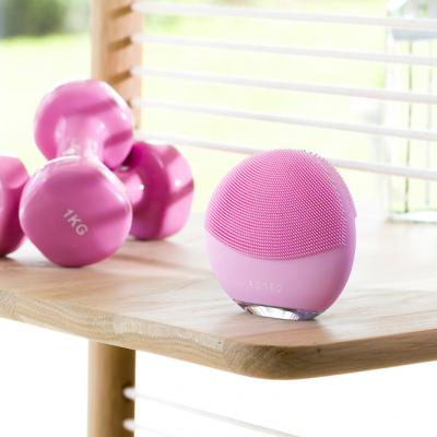 Pastreaza-ti tenul stralucitor ca un profesionist  cu noul FOREO LUNA mini 3