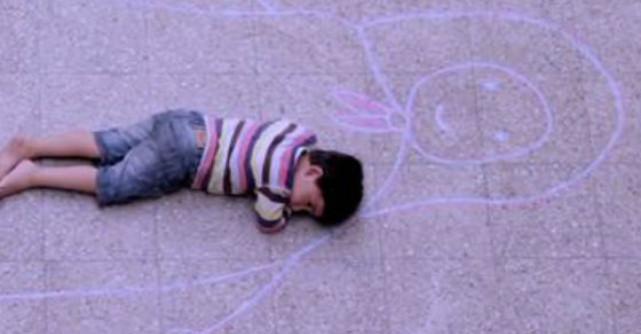 Video: Ce puternica este iubirea unui copil. Ce face acest copil, la cateva zile de la moartea mamei sale?