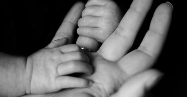 Tipul de atașament matern: factor decisiv în stabilitatea emoțională și relațională matură