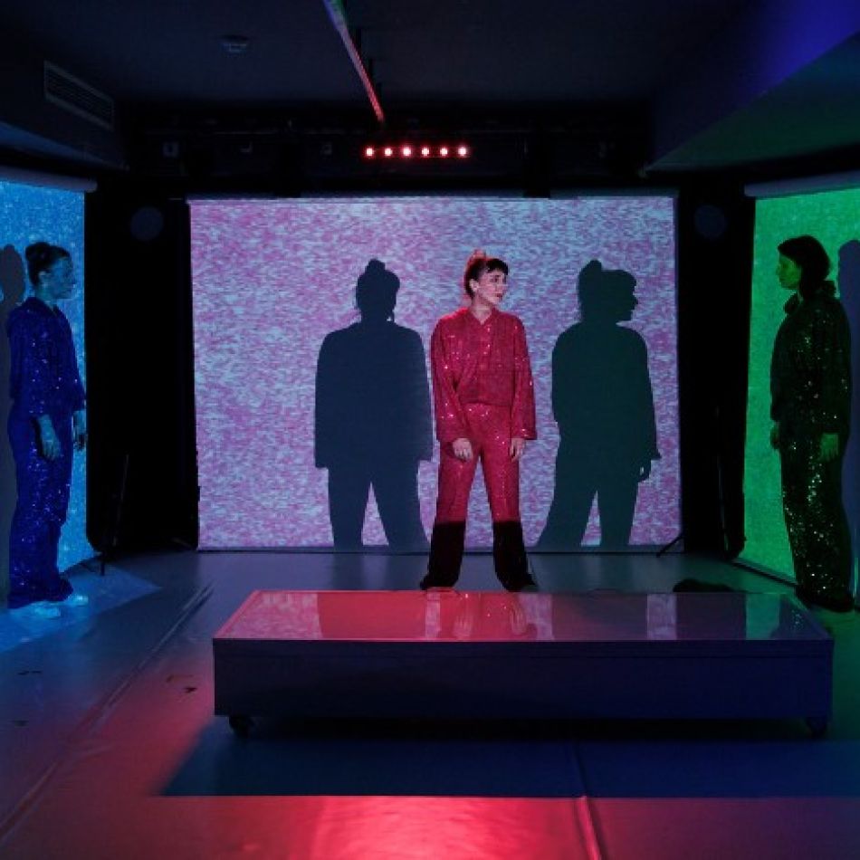  -  ADRENALINĂ -   un spectacol ce explorează tema adicției contemporane în diferite forme  și cultura pop recentă –  PREMIERĂ 