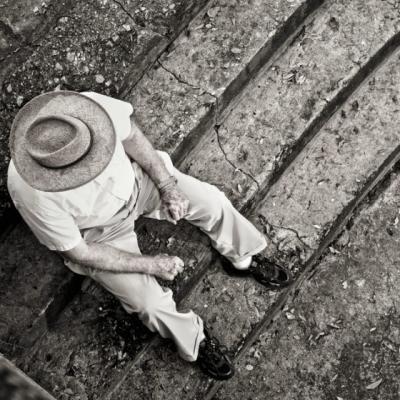 Un om sarac a fost intrebat de un om bogat de ce zambeste daca nu are nimic pe aceasta lume