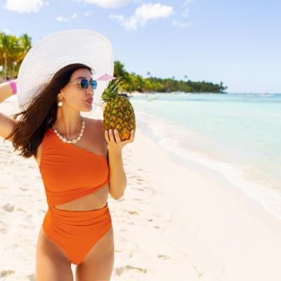 Costumul de baie întreg: cum îl alegi și cum îl porți în funcție de siluetă