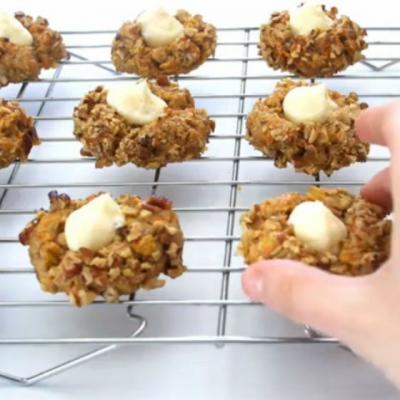 Adauga morcovul ras peste faina si face cele mai bune prajiturele