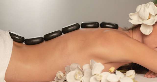Masajul cu pietre calde. 5 beneficii reale asupra organismului tău