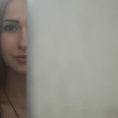 Femeilor geloase nu le funcționează mesageria vocală