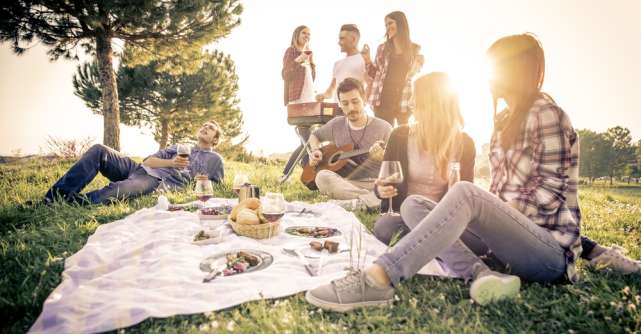 Pericole la picnic: Protejeaza-te de ciupiturile insectelor cand iesi la iarba verde