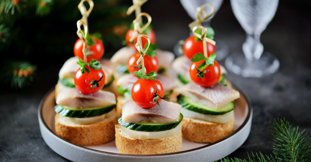 Platouri aperitive simple - Rețete pentru mese festive. Idei platouri aperitive festive
