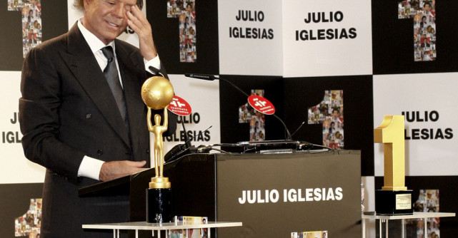 Julio Iglesias, acuzat de agresiuni sexuale de două foste angajate. Plângere depusă în Spania după o anchetă de presă