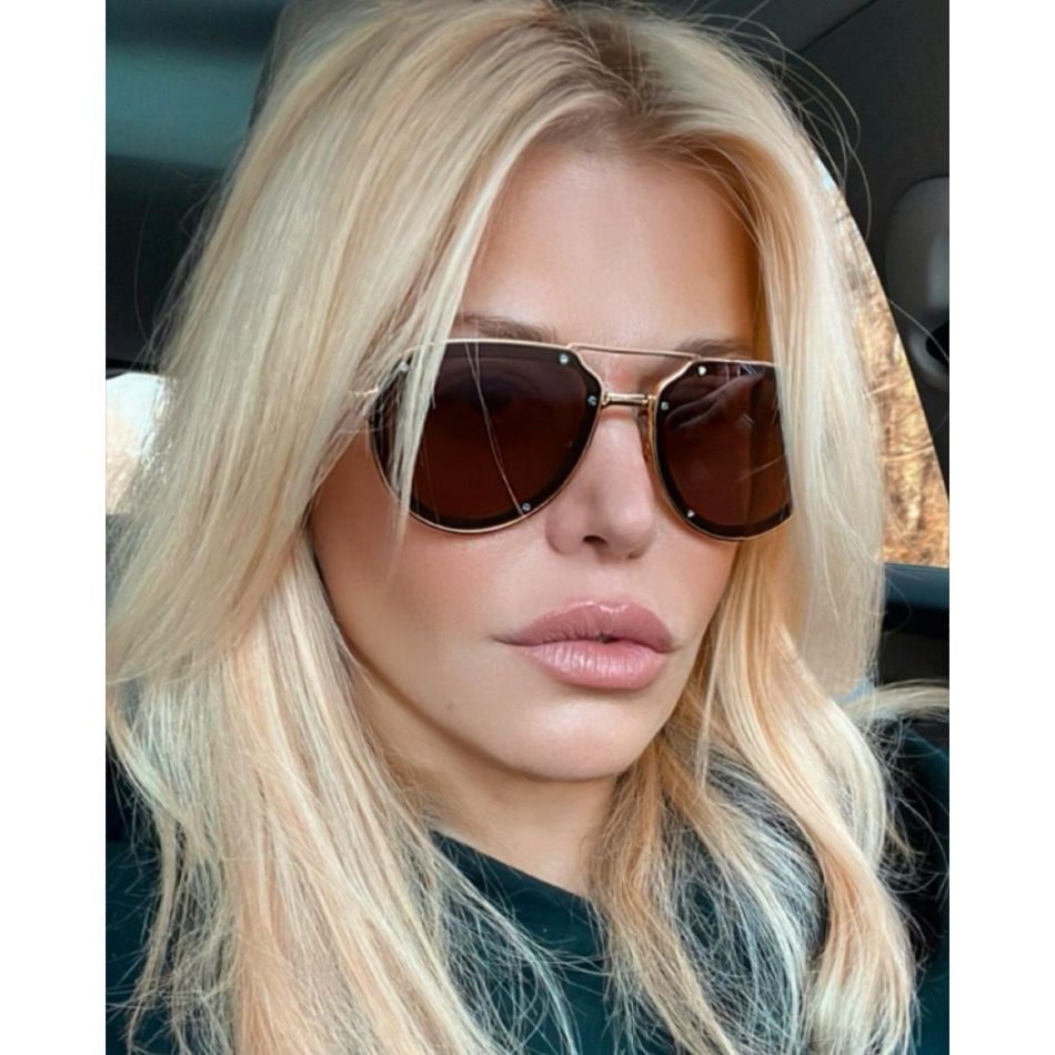 Loredana Groza, mișcări incendiare pe masa unui club de fițe! Pasională și îndrăzneață, artista a încins imaginația fanilor