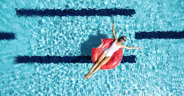 Cum te hidratezi cand e canicula. 10 strategii