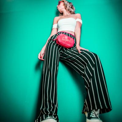 Pantalonii ampli cu imprimeu în dungi sculptează silueta