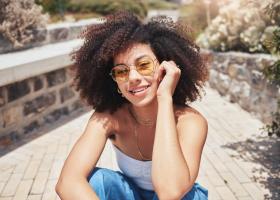Curly Girl Method: Ghidul complet pentru păr creț perfect. Trucuri: șampon fără sulfați, plopping si uscare cu difuzor