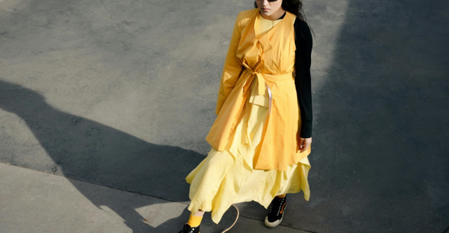 Cum să porți pantofi sport cu rochii și costume (și să arăți fabulos)