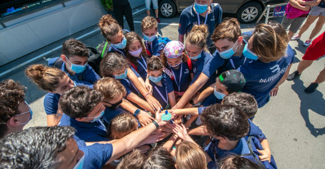 În weekend-ul Swimathon București, 806 oameni înoată și strâng bani pentru 25 de proiecte