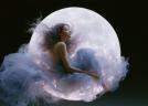 Luna Plină în Pești din 28 august 2026 eliberează 3 zodii de lecțiile karmice: își recâștigă liniștea și puterea personală
