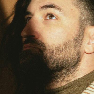  Smiley lansează Locul sfințește omul, primul episod din serialul său muzical, Mai mult de-o viață