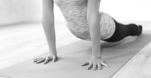 5 rutine de yoga care te vor ajuta sa adormi atunci cand te lupti cu insomniile