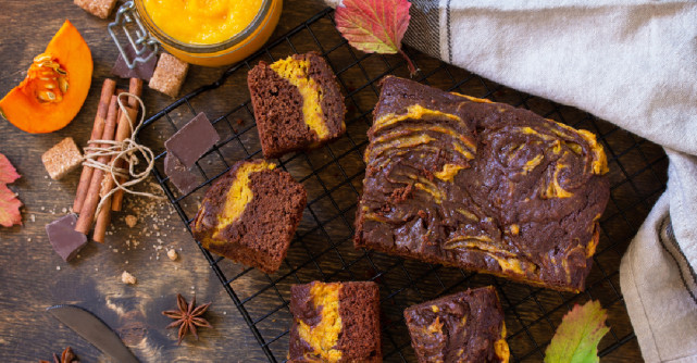 Reteta toamnei: Negresa cu dovleac, ciocolata neagra si nuci