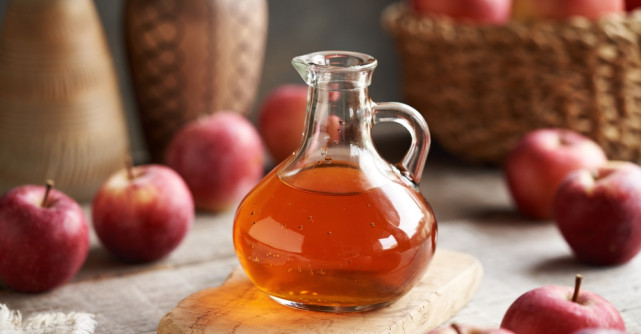 Ce se întâmplă dacă bei oțet de mere seara: beneficii și riscuri