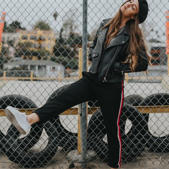 Cum porți pantalonii sport de trening în ținutele urbane