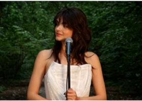 Romantism de toamnă: Sabrina Stoica reinterpretează piesa Chiar Dacă