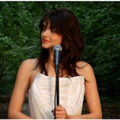 Romantism de toamnă: Sabrina Stoica reinterpretează piesa  Chiar Dacă