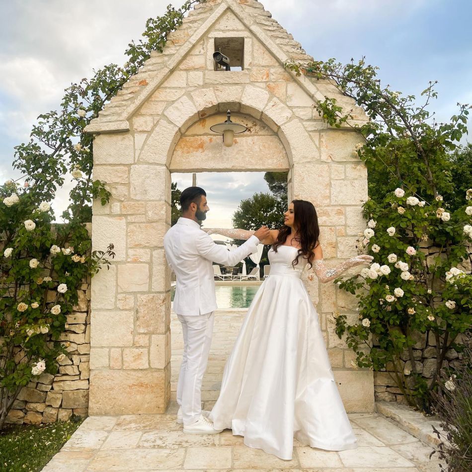 Cătălina Grama și Paul Ipate s-au căsătorit civil, în Italia. Imagini de la nunta celor doi