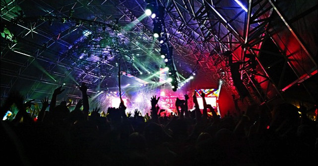 Sam Smith, show controversat la Untold: Pe Babasha l-ați huiduit și fluierat. Pe ăsta cu dres și îmbrăcat demonic îl aplaudați