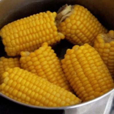 Porumbul fiert, remediul delicios si energizant al verii